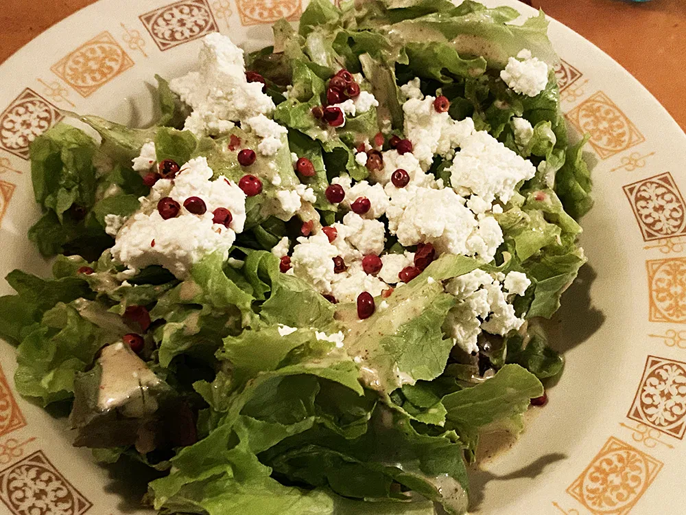 Farm salad with goat cheese and pink pepper vinaigrette